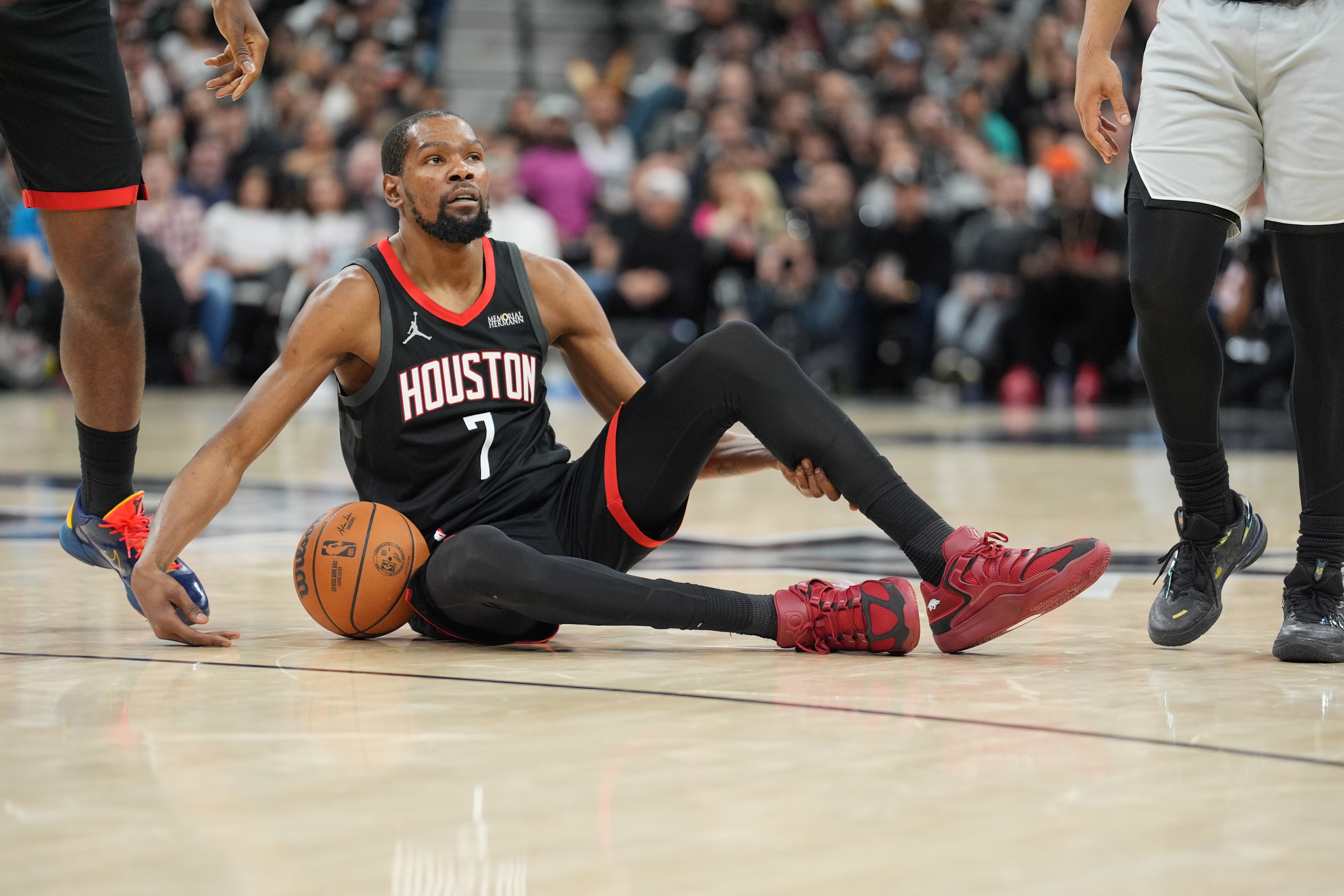 开云体育下载-比尔·西蒙斯：若知道范弗里特受伤 火箭当时就不会换来KD